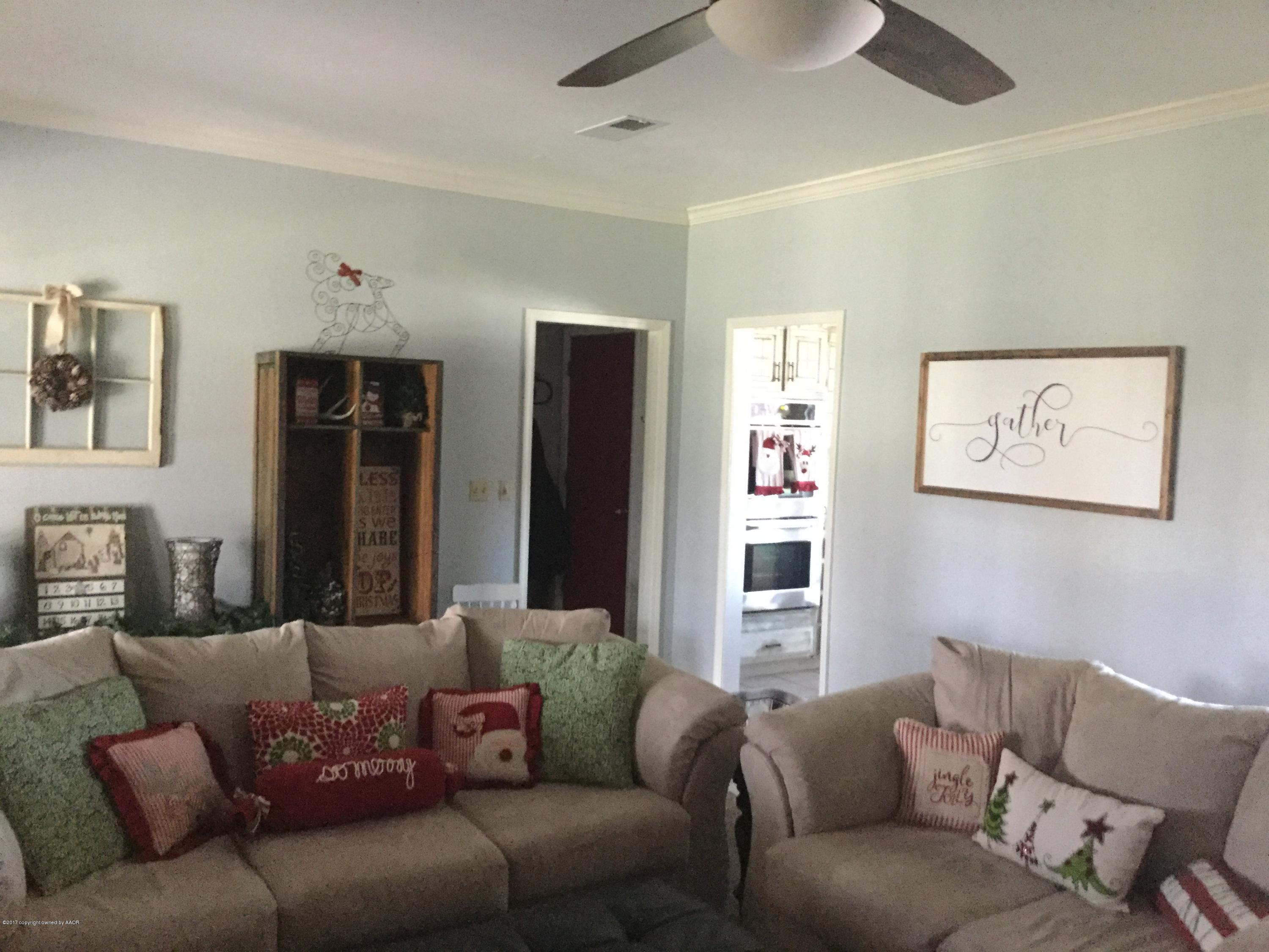 6404 Hurst Street Amarillo, TX 79109 - Photo 3 of 14 Living Room 1