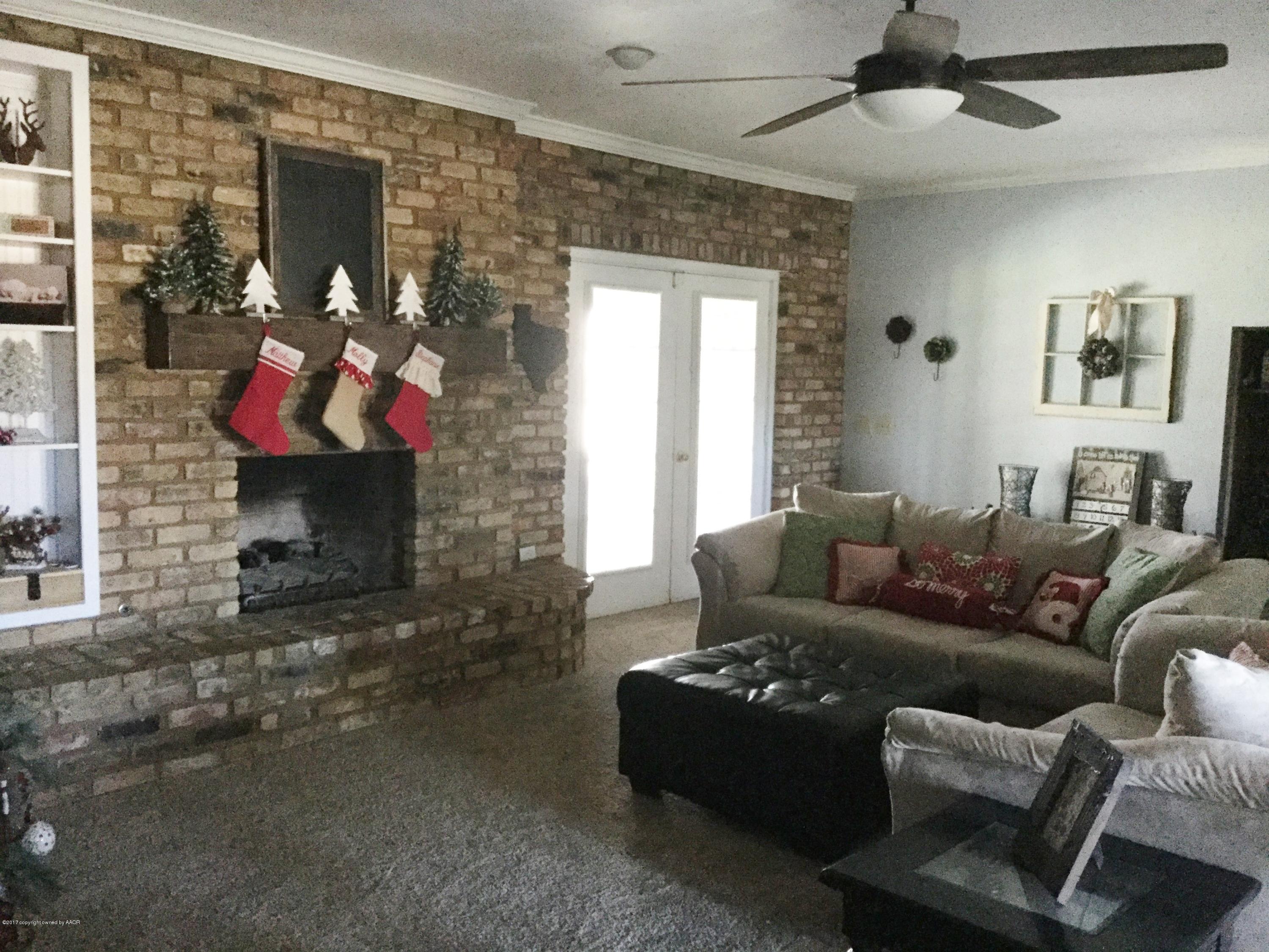 6404 Hurst Street Amarillo, TX 79109 - Photo 4 of 14 Living Room 2