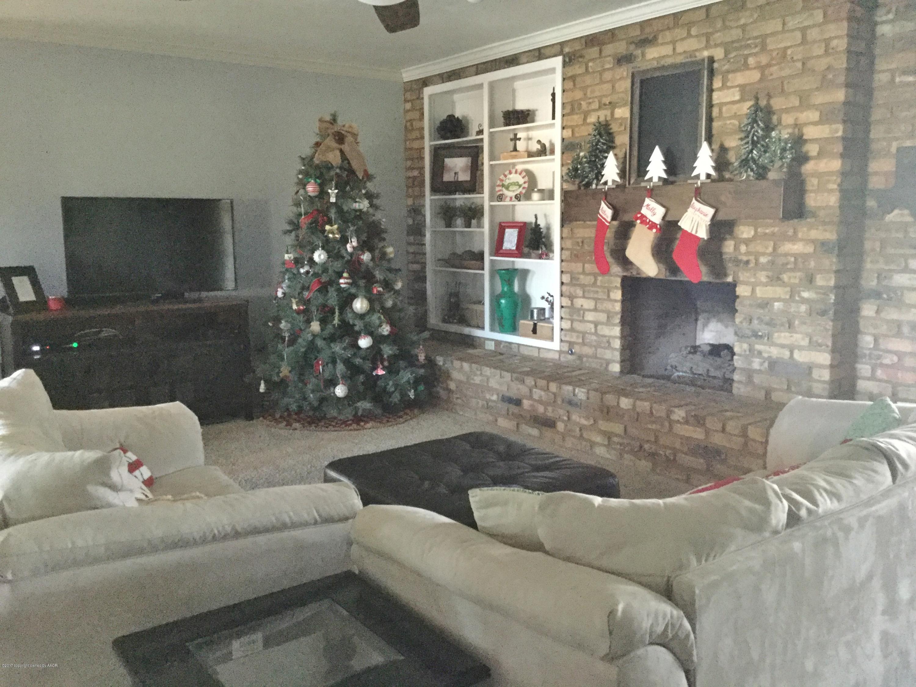 6404 Hurst Street Amarillo, TX 79109 - Photo 5 of 14 Living Room 3