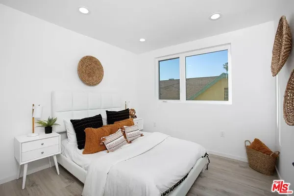 $4,887 | 945 North Oxford Avenue, Unit 6, Los Angeles, CA 90029
