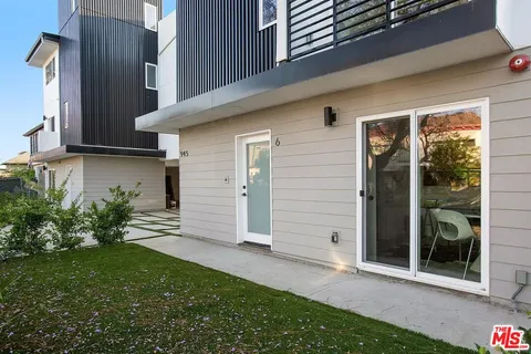 a view of a backyard door of the house