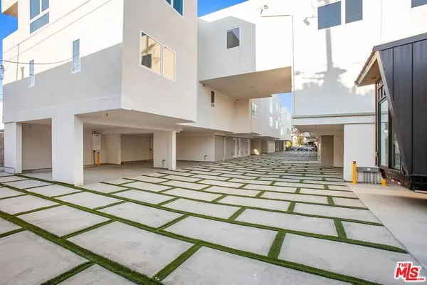 $4,887 | 945 North Oxford Avenue, Unit 6, Los Angeles, CA 90029