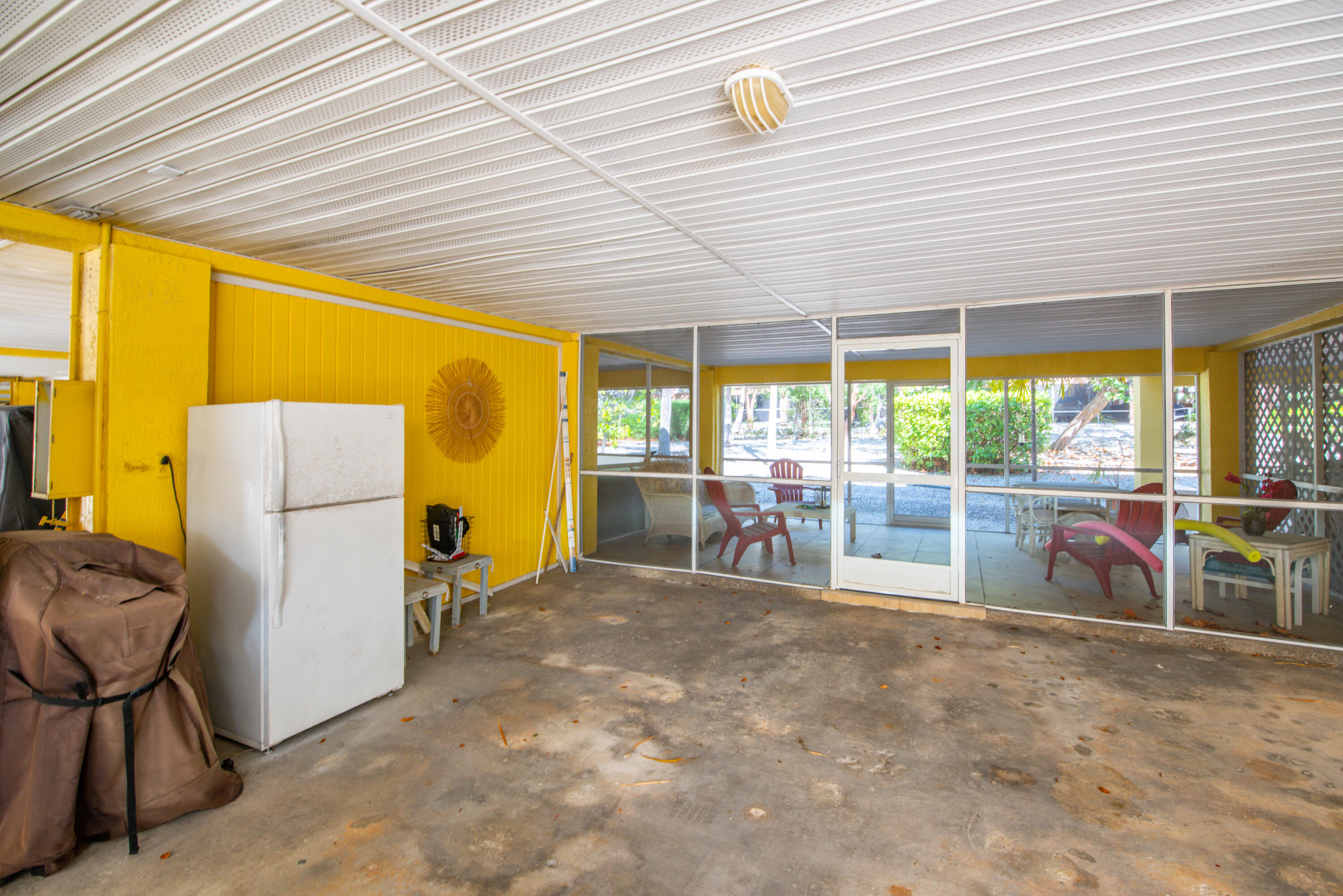 9867 Leeward Avenue Key Largo, FL 33037 - Photo 18 of 32 a room with a large window