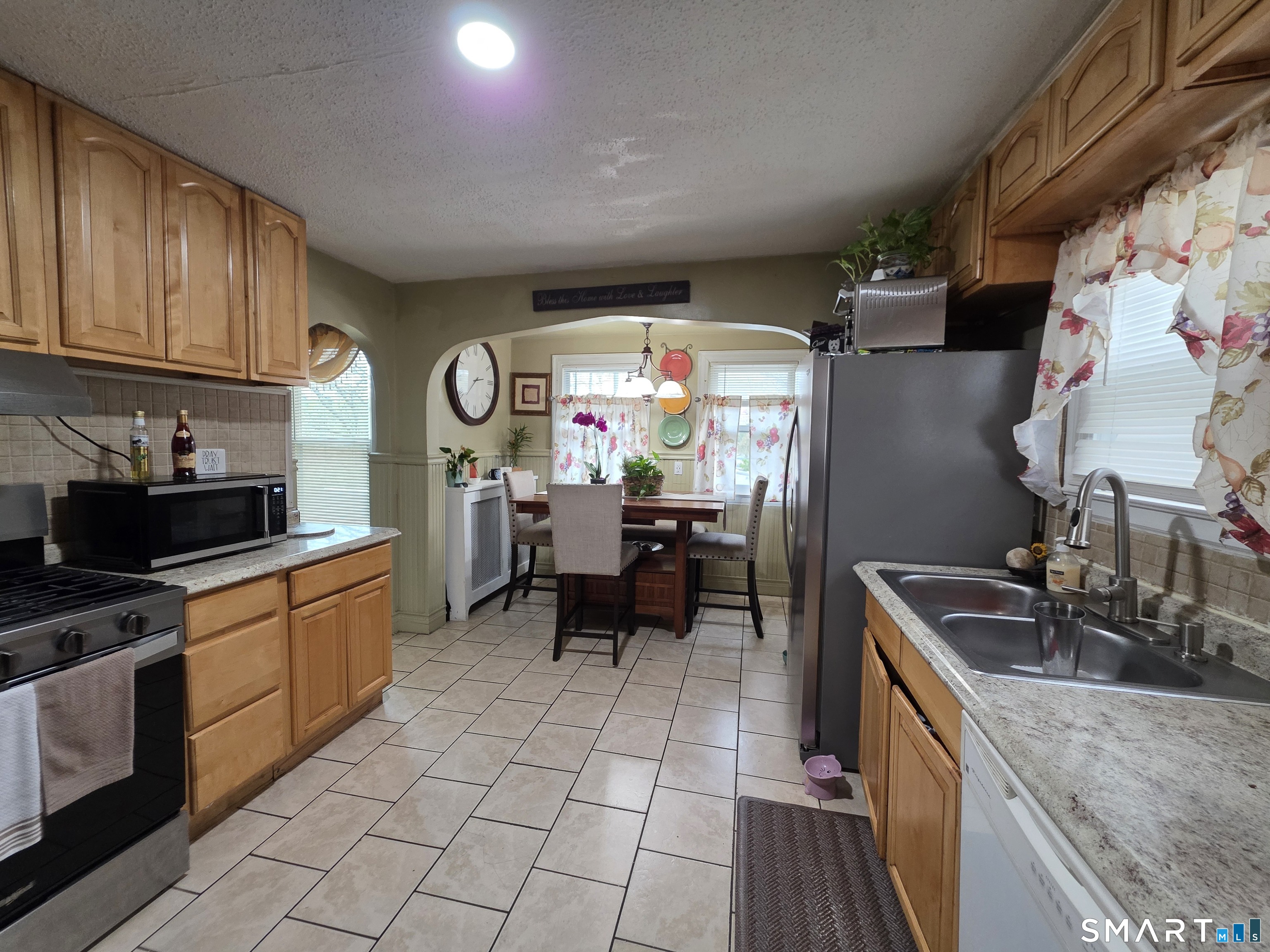 19 Manhan Street Waterbury, CT 06710 - Photo 3 of 15