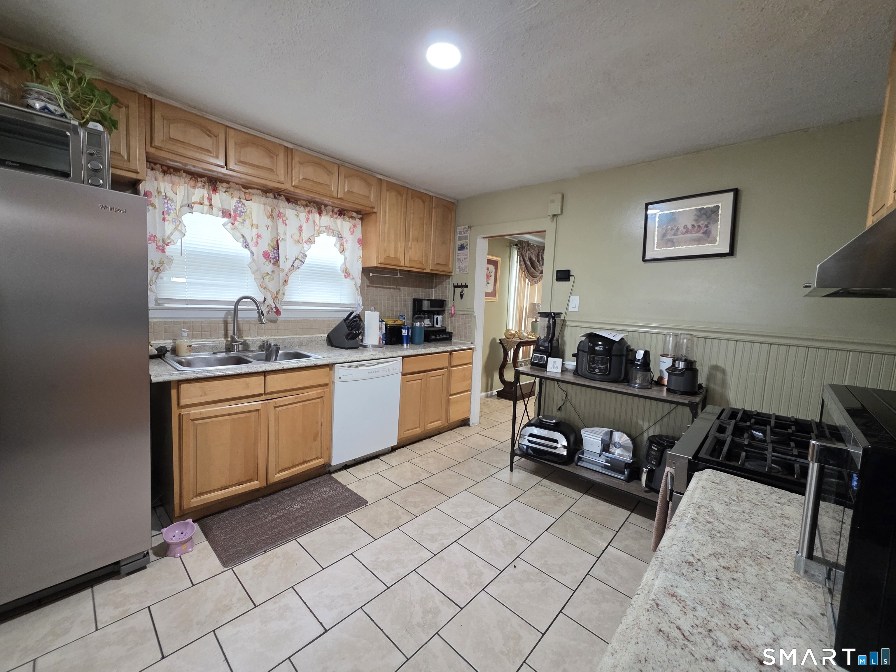19 Manhan Street Waterbury, CT 06710 - Photo 4 of 15