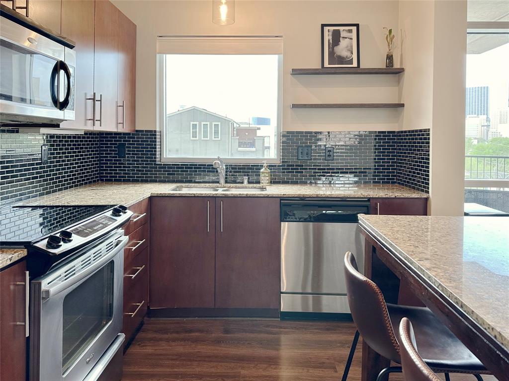 1001 Belleview Street, Unit 307 Dallas, TX 75215 - Photo 19 of 36 Views of the kitchen and dining from the entry