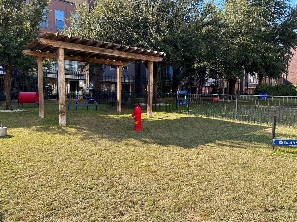 1001 Belleview Street, Unit 307 Dallas, TX 75215 - Photo 36 of 36 The bark park is right next door with a space forlarge dogs and other for the little ones!