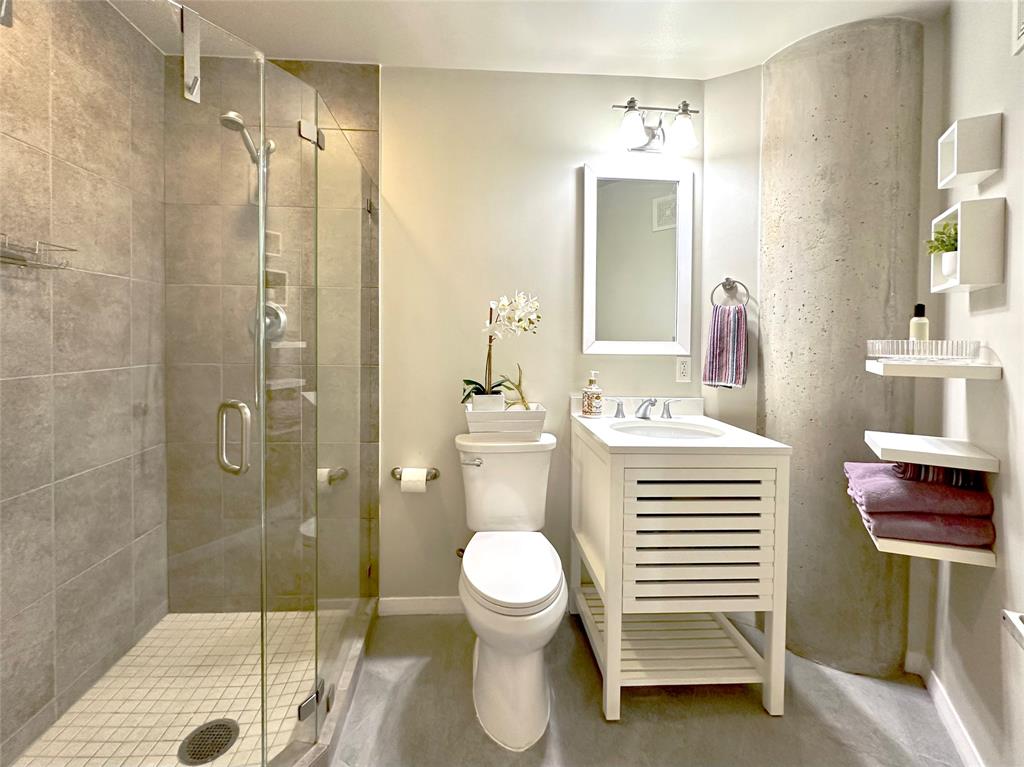 1001 Belleview Street, Unit 307 Dallas, TX 75215 - Photo 8 of 36 Full bath with new comfort heigh toilet and stonelook ceramic tile floors.