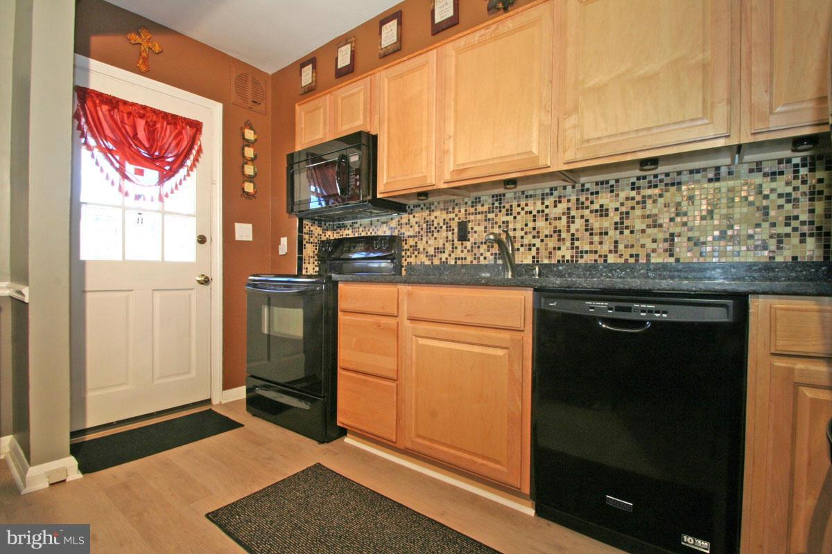 3529 Dunhaven Road Baltimore, MD 21222 - Photo 18 of 29 Kitchen w easy access to covered back deck