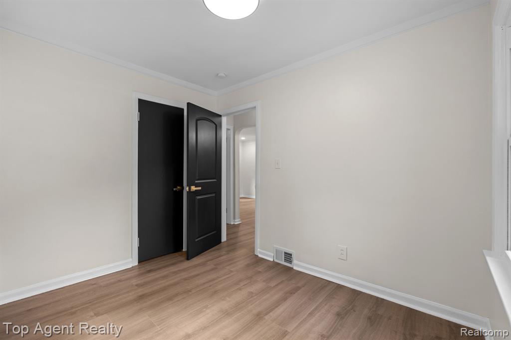 2169 Roslyn Road Grosse Pointe Woods, MI 48236 - Photo 20 of 43