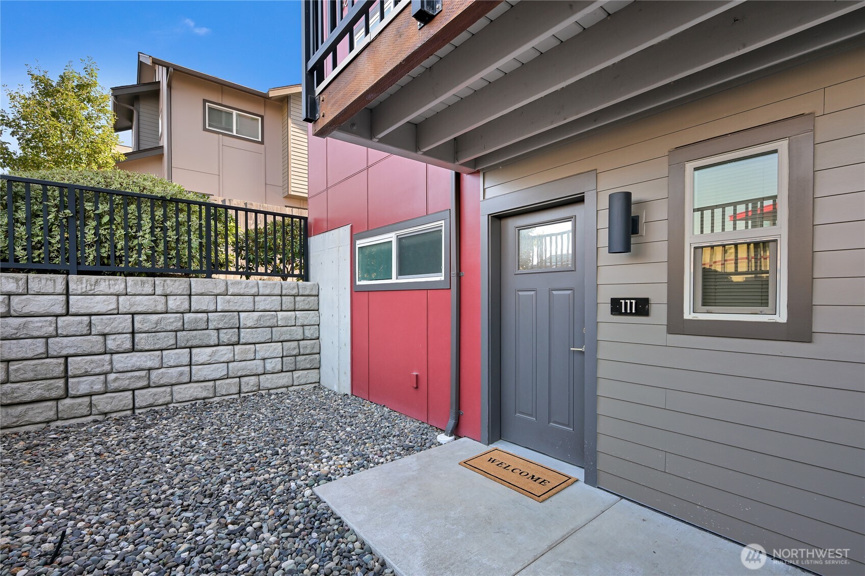 a view of a backyard