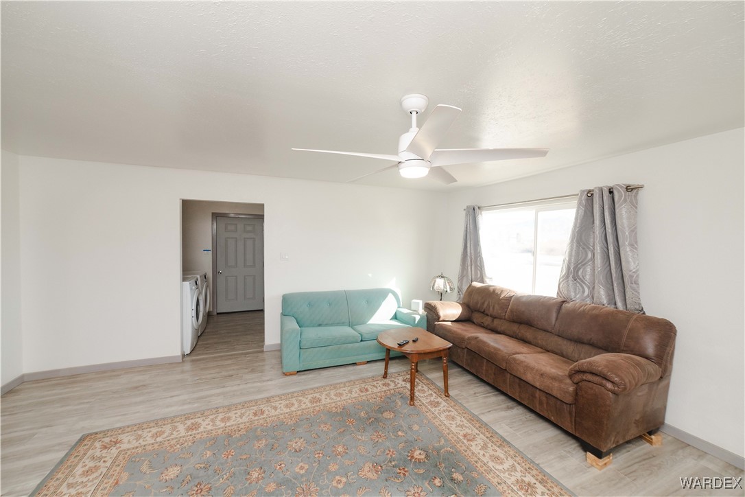 6846 Mormon Flat Road Golden Valley, AZ 86413 - Photo 17 of 50 Living Room