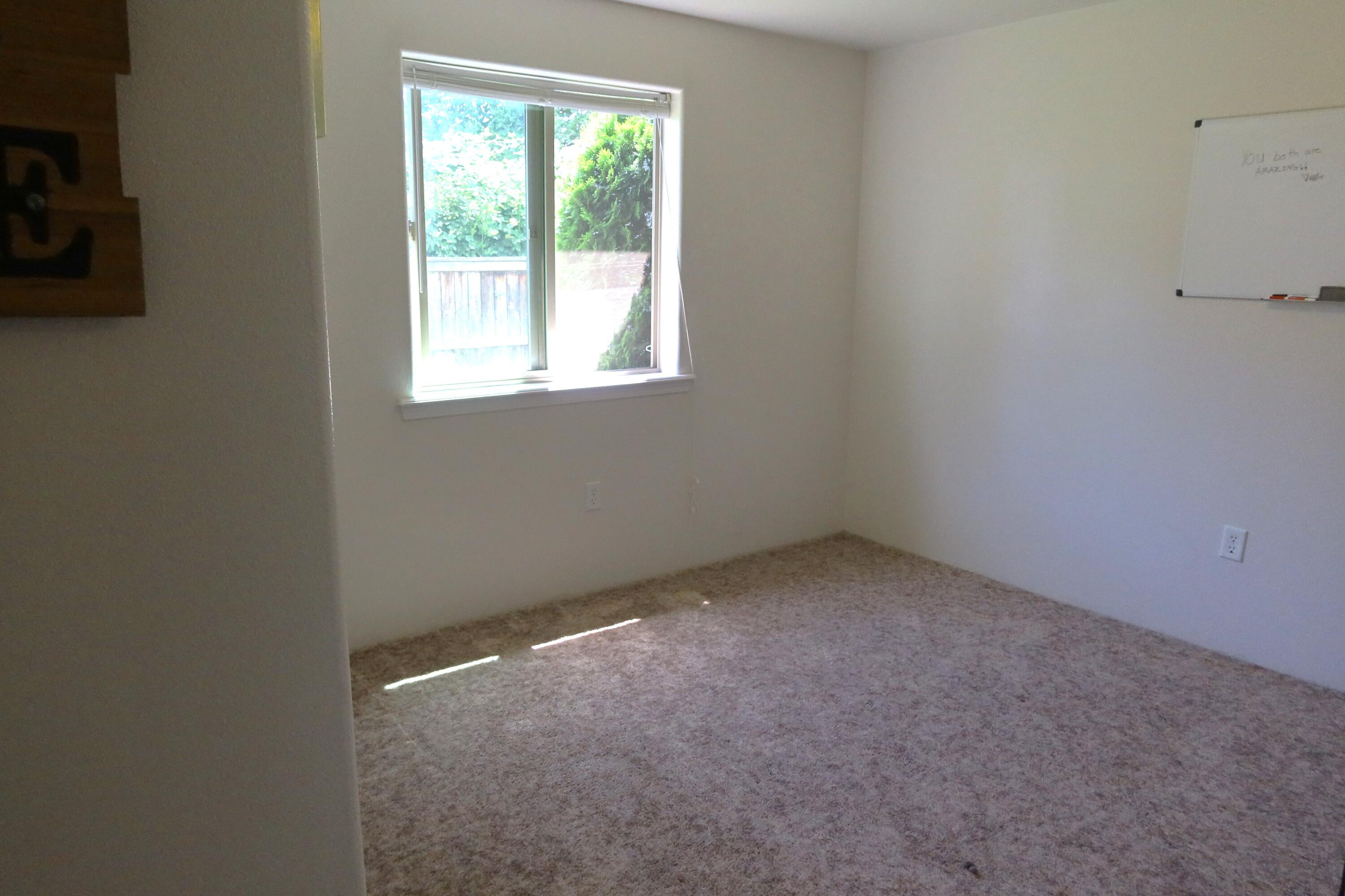 348 Sandi Way Eagle Point, OR 97524 - Photo 8 of 19 Guest Bed