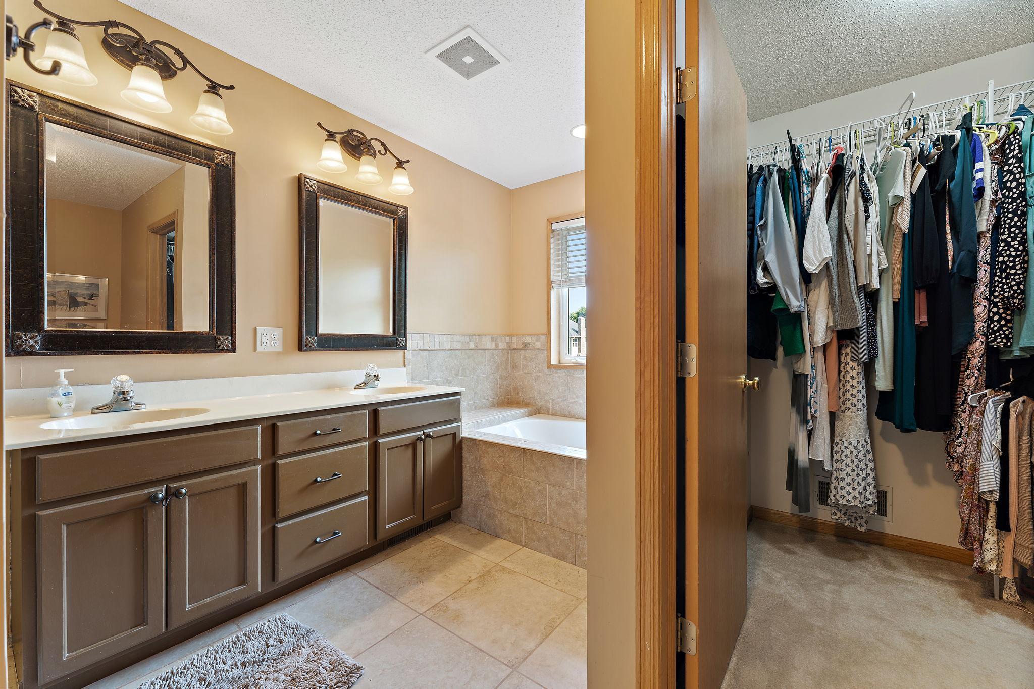 8202 Enclave Road Woodbury, MN 55125 - Photo 26 of 39 Gallery Image 26