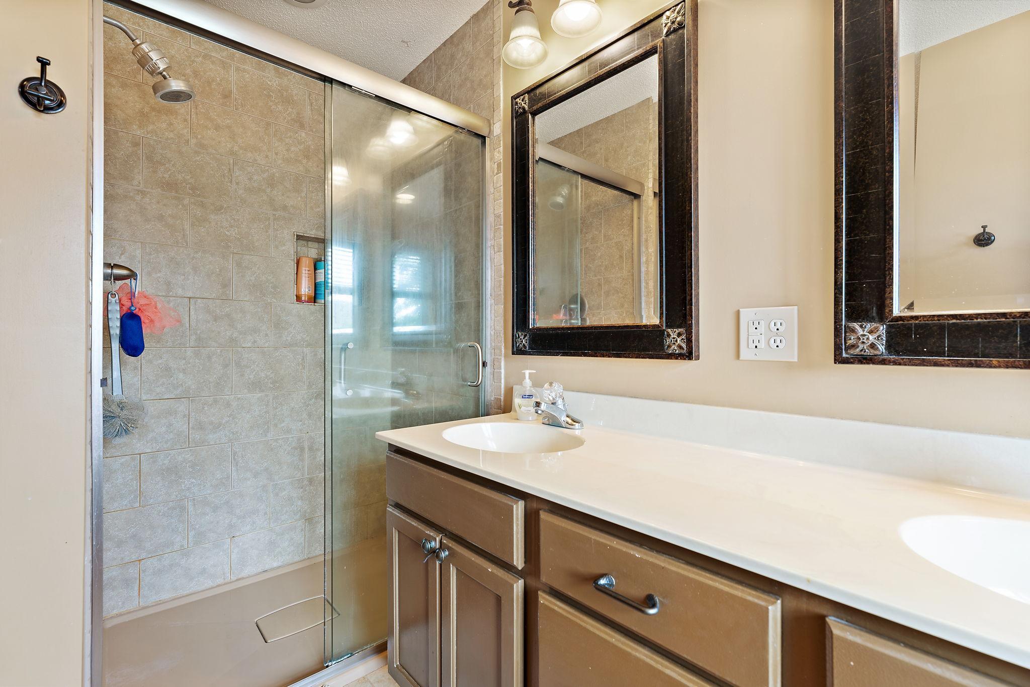 8202 Enclave Road Woodbury, MN 55125 - Photo 27 of 39 Gallery Image 27