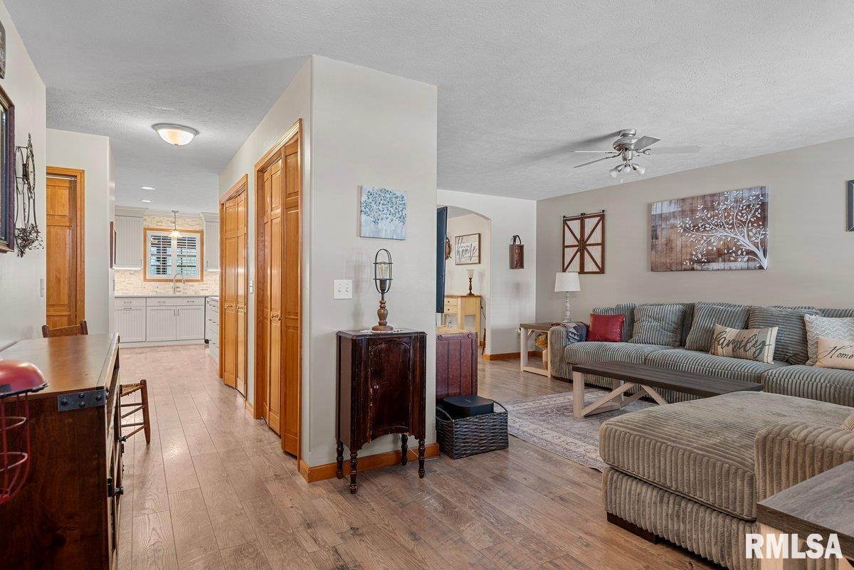 504 Garden Court Chatham, IL 62629 - Photo 4 of 36