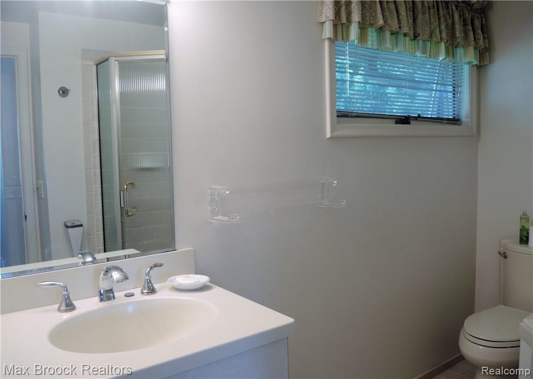 840 North Pemberton Road Bloomfield Hills, MI 48302 - Photo 14 of 42 MASTER BATH