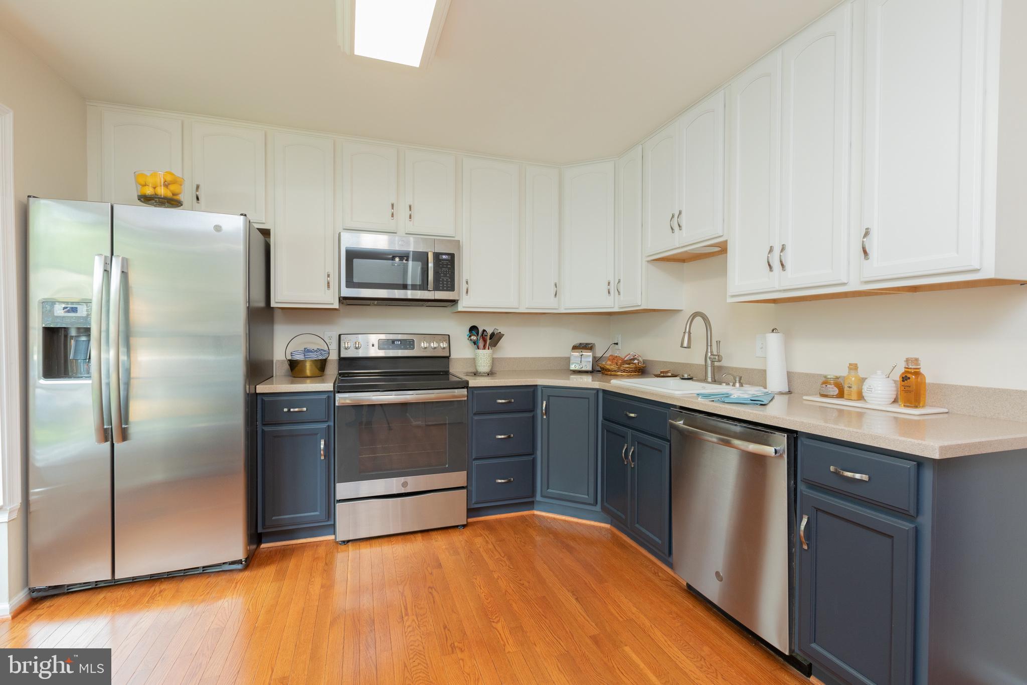 7916 Treeside Court Springfield, VA 22152 - Photo 3 of 38 Two tone cabinets!