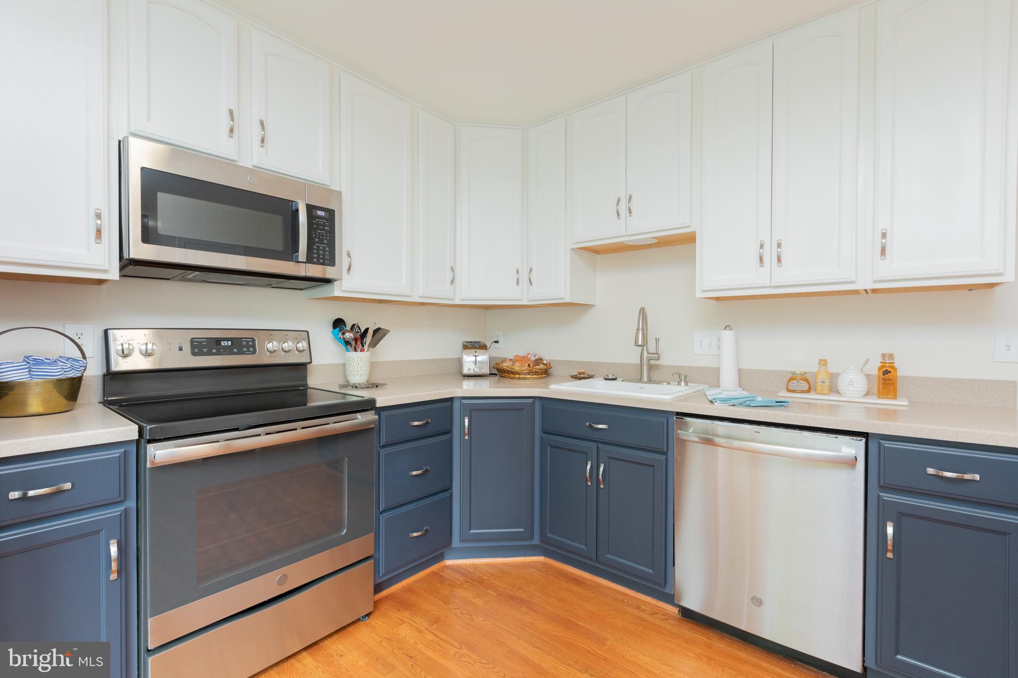 7916 Treeside Court Springfield, VA 22152 - Photo 5 of 38 Stainless steel appliances !