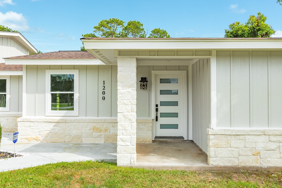 1200 Gifford Lane Angleton, TX 77515 - Photo 5 of 26 front view of a house