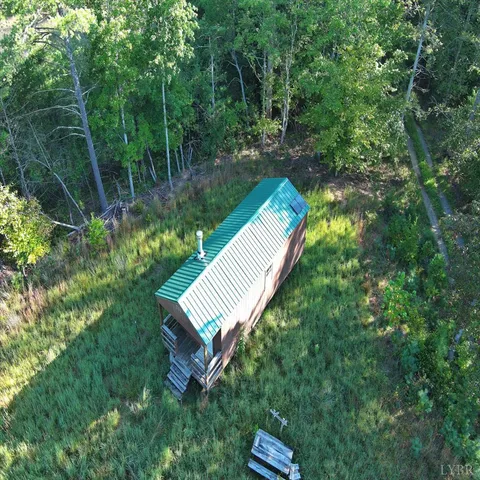 a view of a back yard