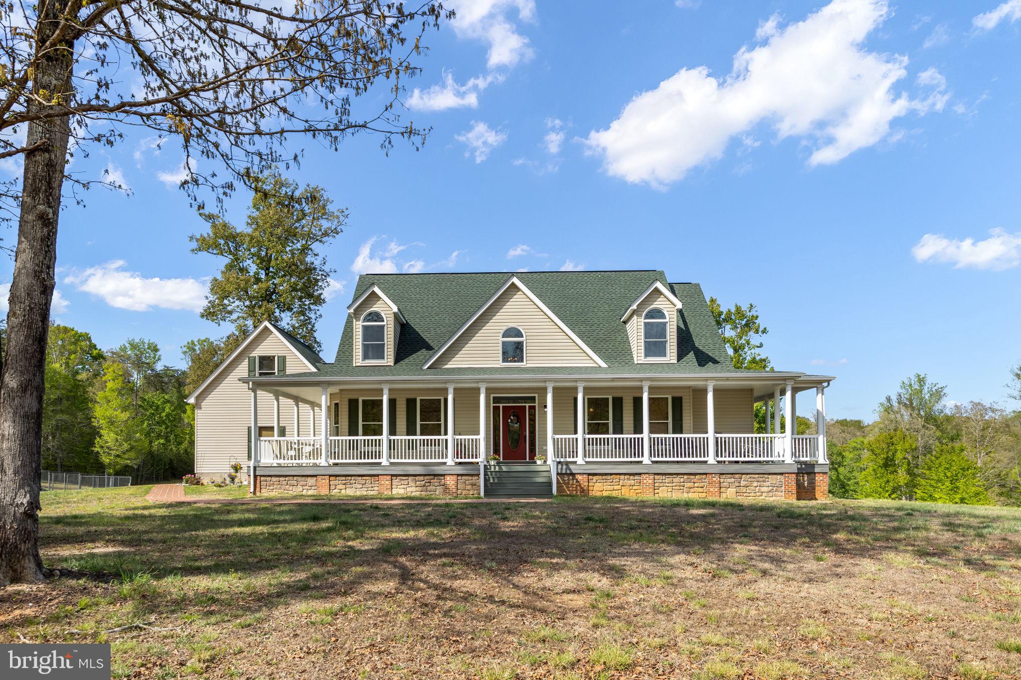 6657 Lawyers Road Spotsylvania, VA 22551 - Photo 2 of 73 a front view of a house with a garden