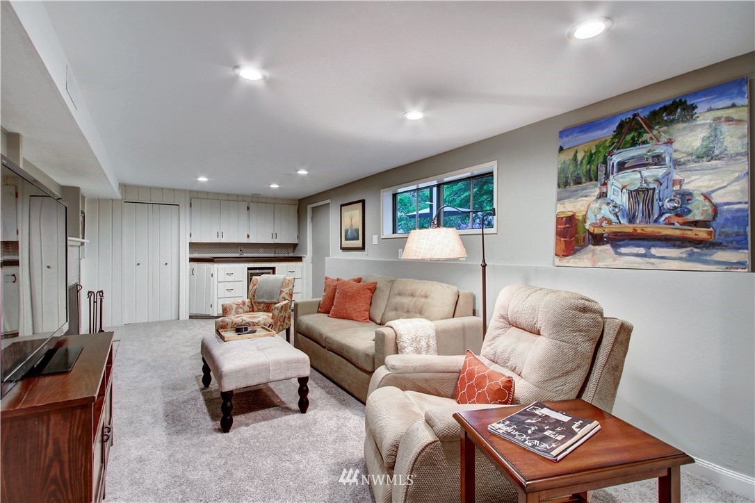 8604 Talbot Road Edmonds, WA 98026 - Photo 20 of 34 a living room with furniture
