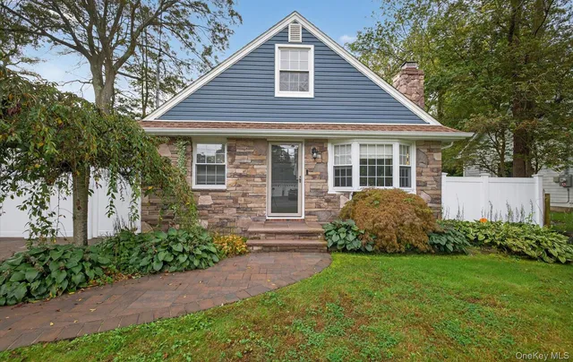 $590,000 | 82 Middlesex Avenue, Oakdale, NY 11769