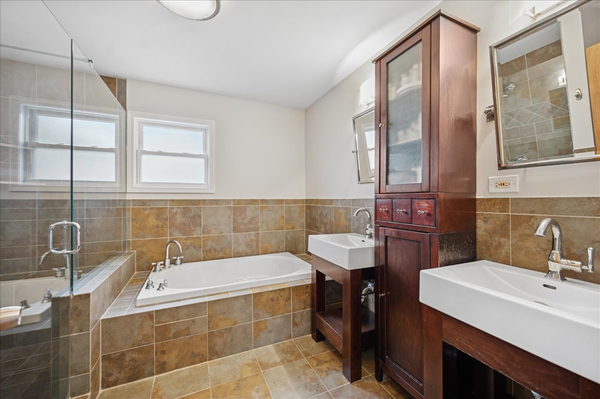 821 Lathrop Avenue Forest Park, IL 60130 - Photo 24 of 38 a bathroom with a sink and a bathtub