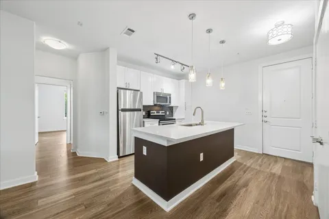 $2,550 | 1900 Barton Springs Road, Unit 4041, Austin, TX 78704