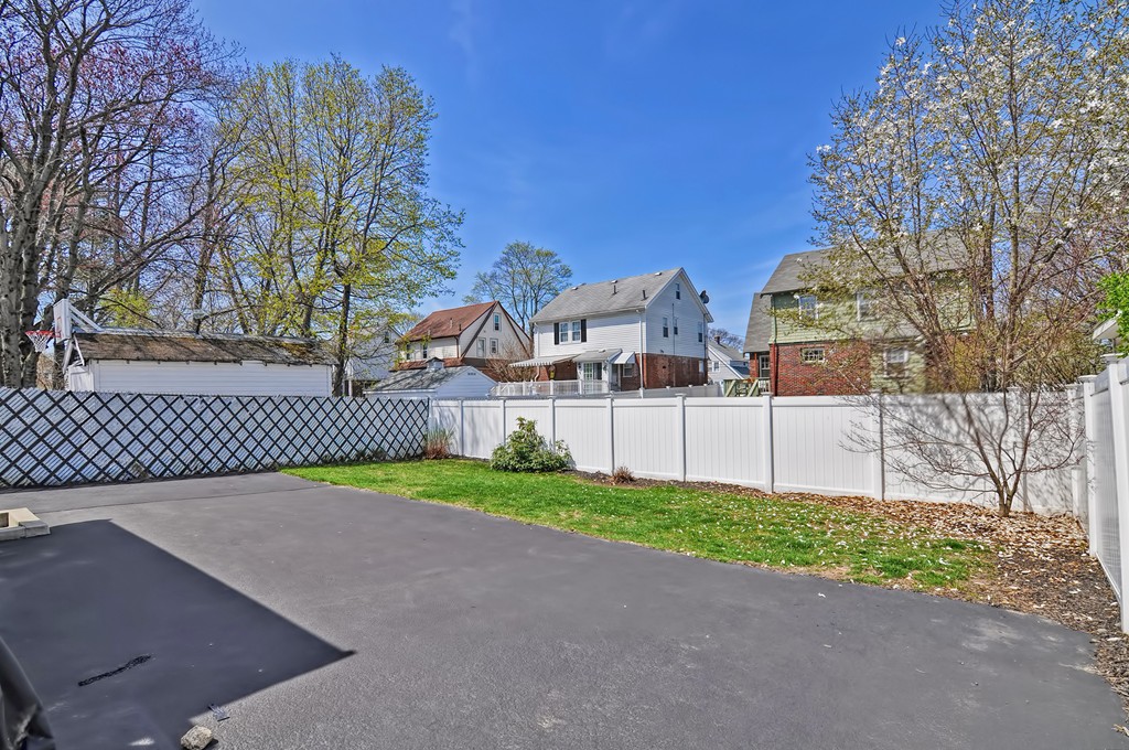 228 Ashcroft Road Medford, MA 02155 - Photo 4 of 30 Gallery Image 4