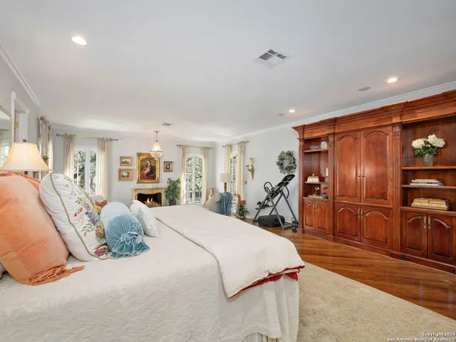 a bathroom with a sink vanity and a mirror