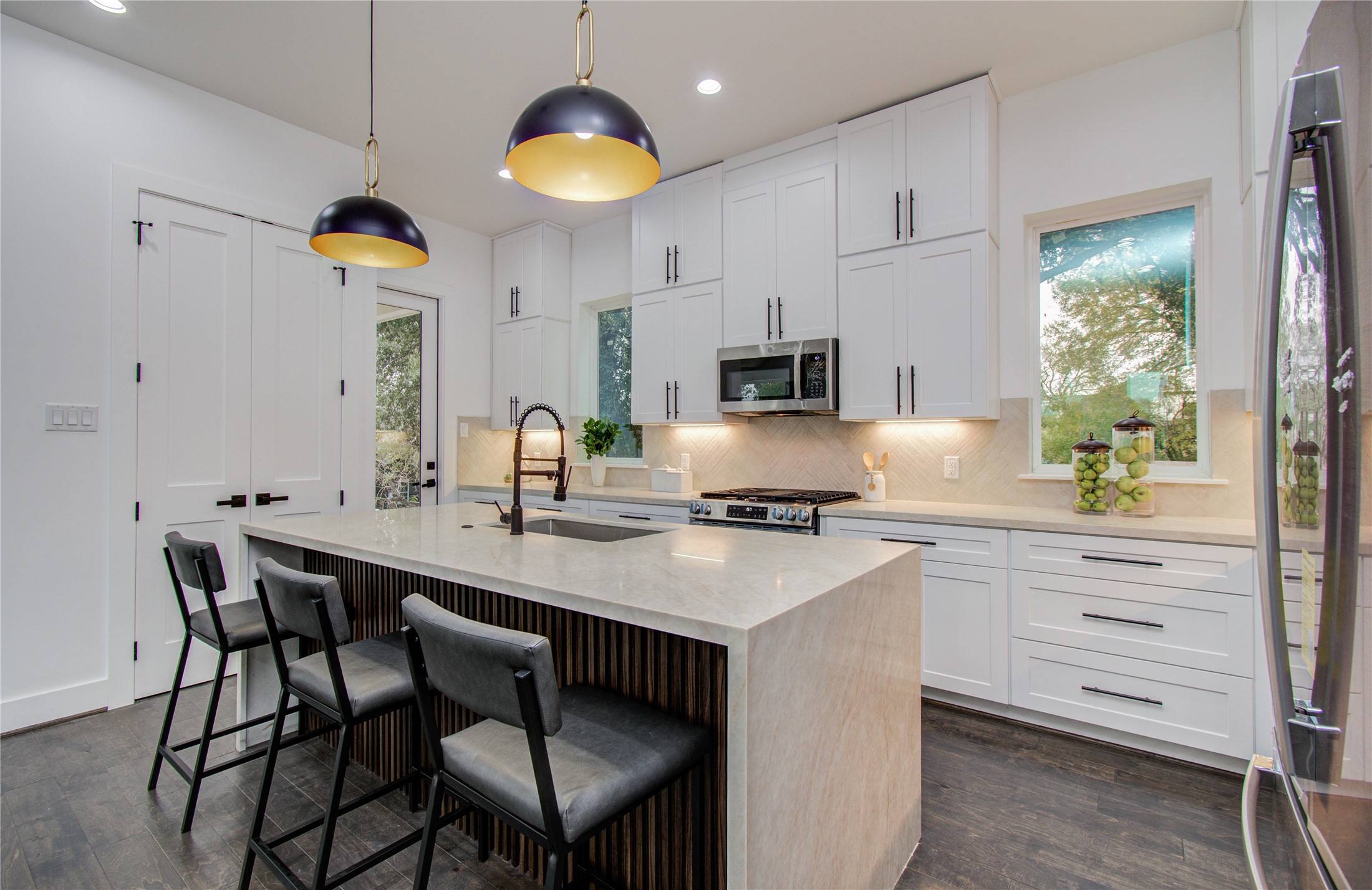 5024 Winnetka Street, Unit D Houston, TX 77021 - Photo 5 of 20 Taj Mahal quartz waterfall countertops with bar seating
