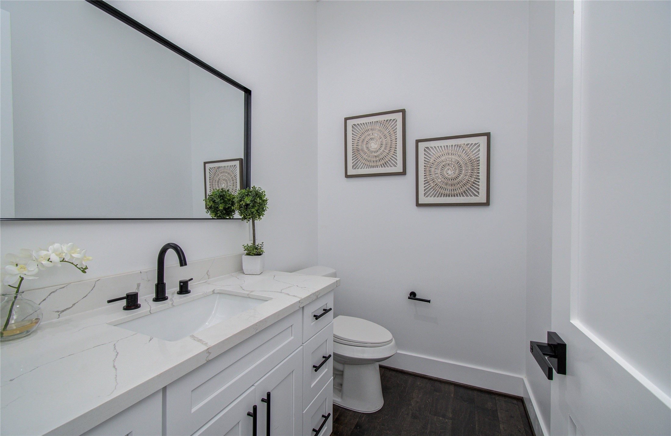 5024 Winnetka Street, Unit D Houston, TX 77021 - Photo 7 of 20 Second floor bathroom
