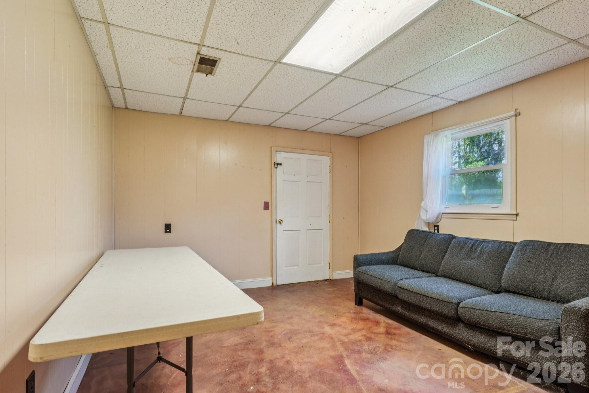 660 South Peace Haven Road Winston-Salem, NC 27103 - Photo 29 of 43 a living room with furniture