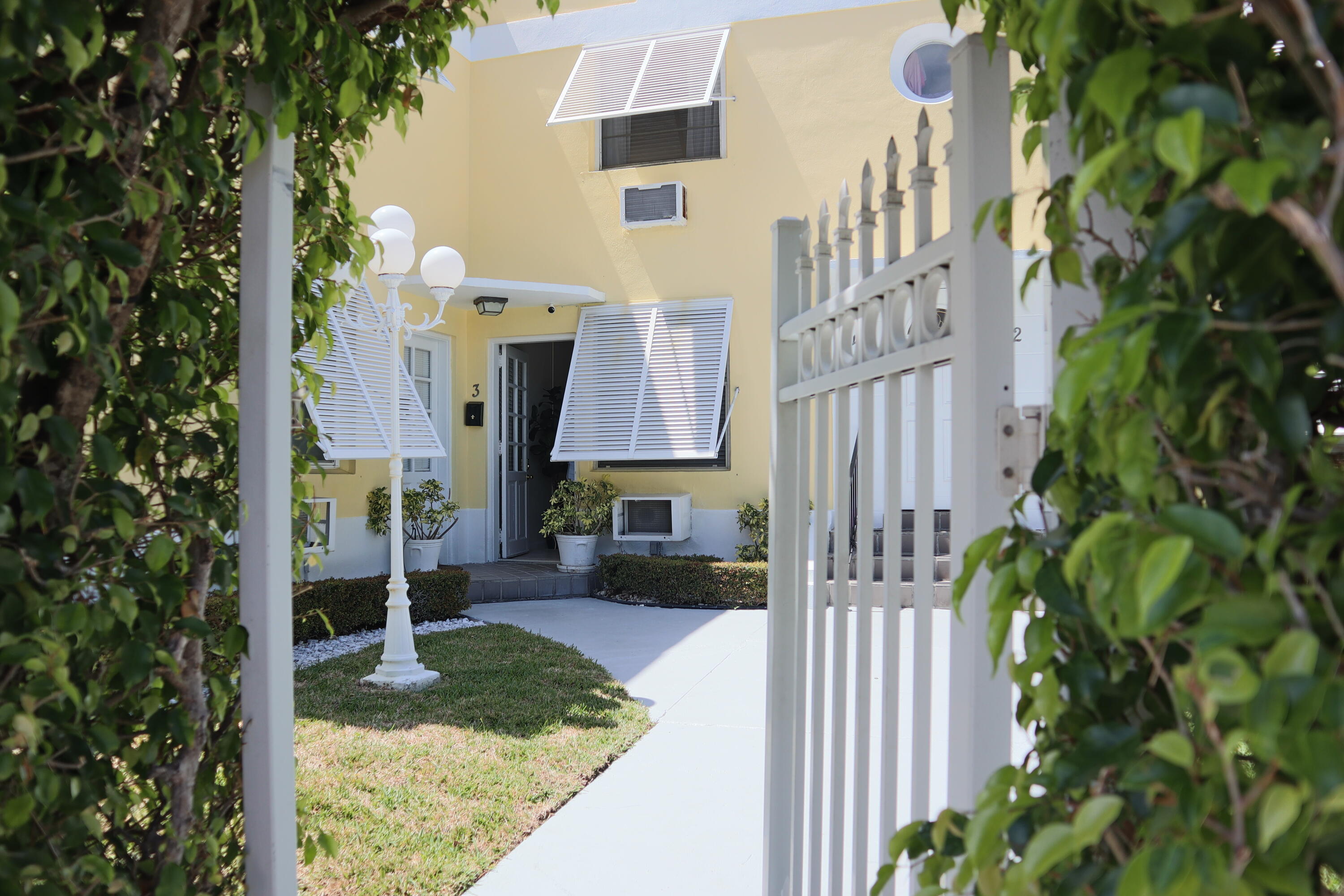 172 North County Road, Unit 5 Palm Beach, FL 33480 - Photo 8 of 26 Entrance