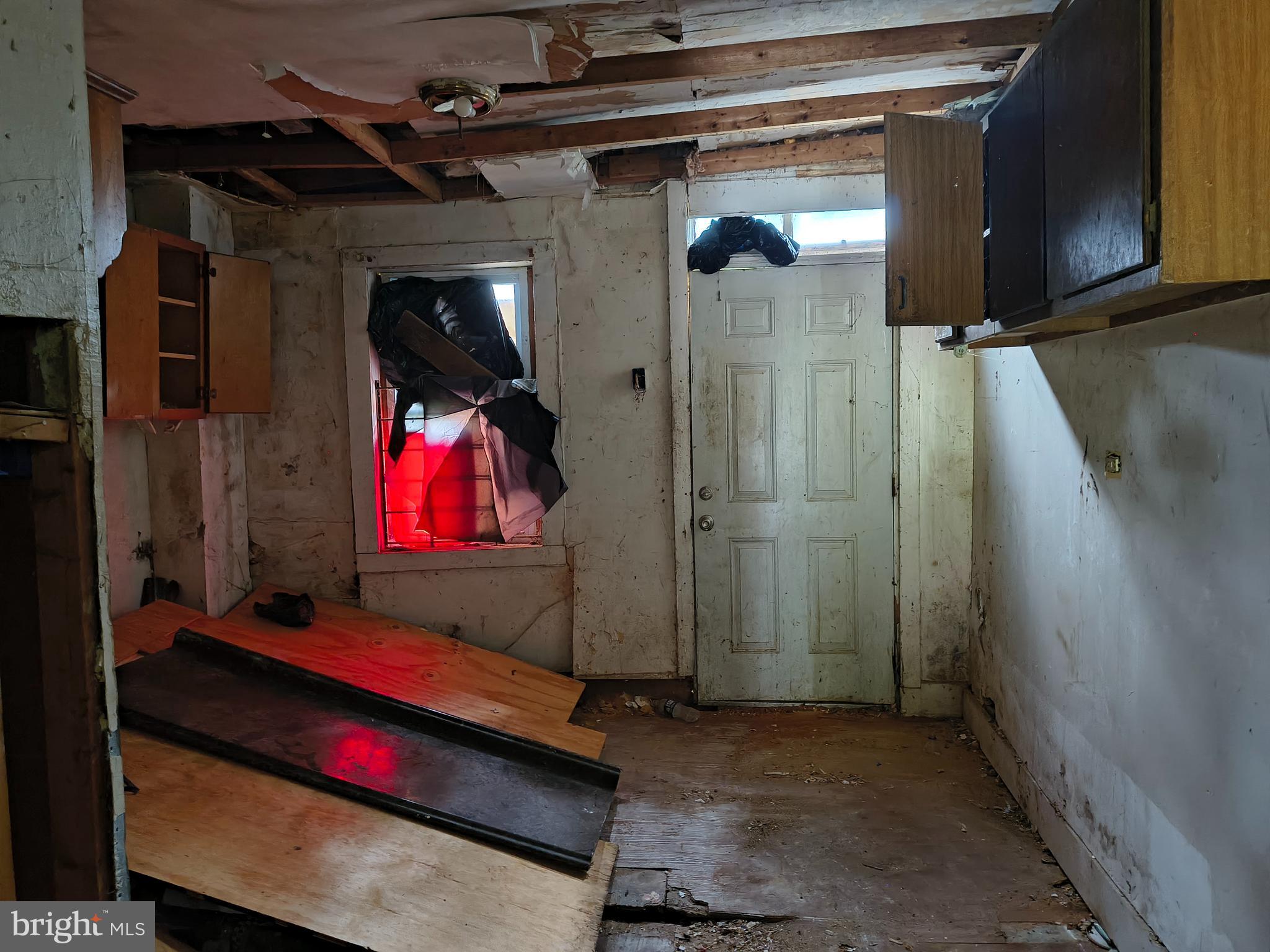 1817 Vine Street Baltimore, MD 21223 - Photo 5 of 9 a room with musical instruments