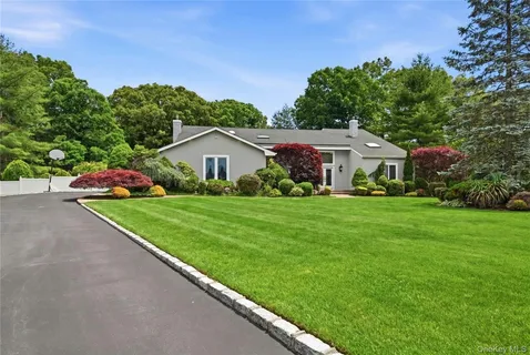$1,750,000 | 4 Laurelwood Court, Dix Hills, NY 11746
