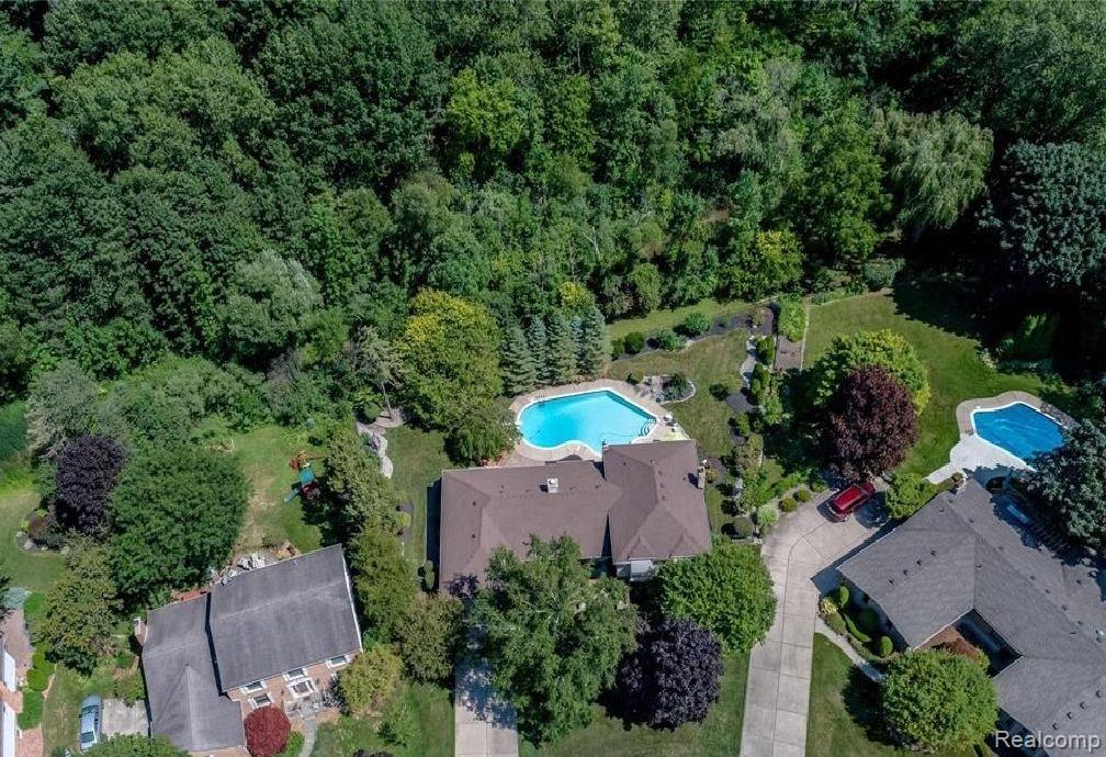 35159 Lancashire Road Livonia, MI 48152 - Photo 45 of 45 summer photo