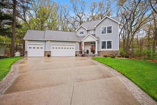 $649,900 | 18099 Woodland Trail, Spring Lake, MI 49456