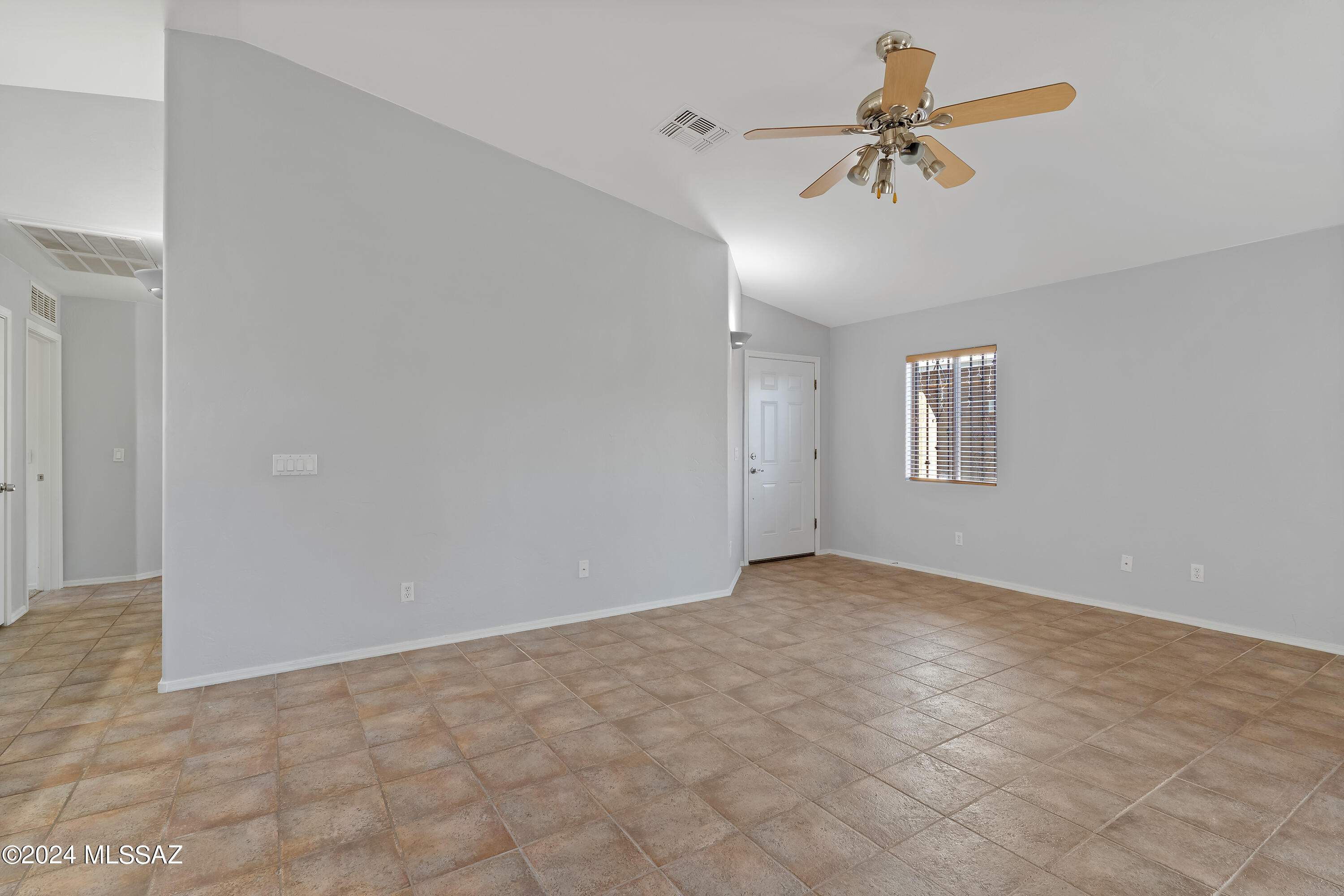 4589 South Valley Road Tucson, AZ 85714 - Photo 4 of 32