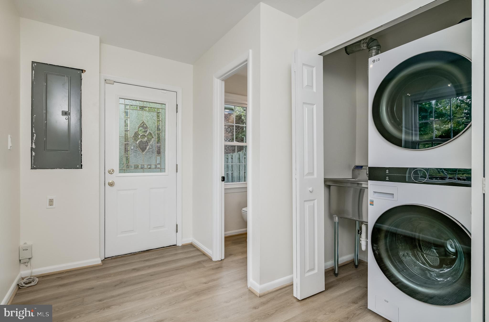 2185 Stratton Drive Potomac, MD 20854 - Photo 16 of 36 Laundry Room w/powder room and side entry