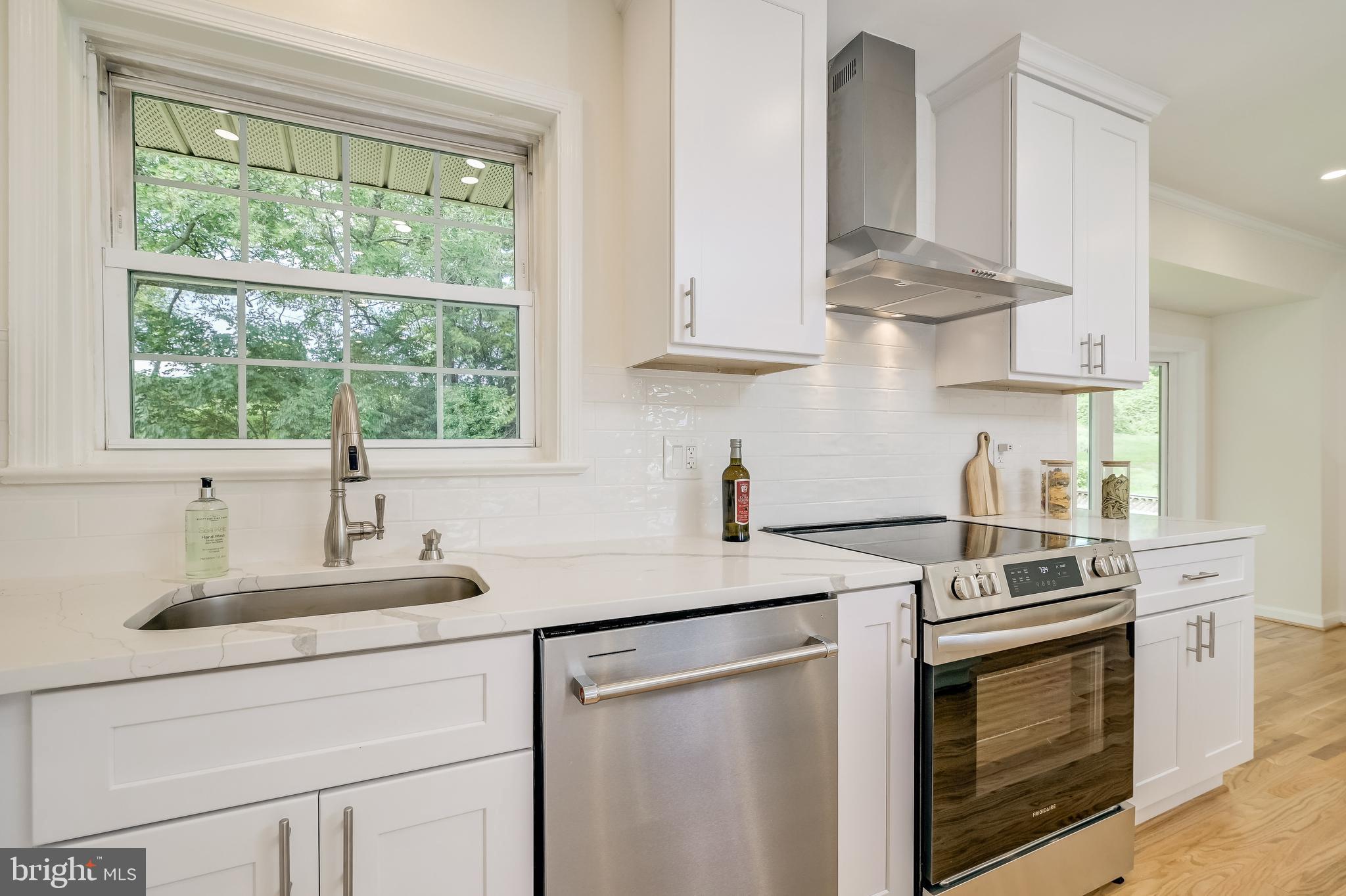 2185 Stratton Drive Potomac, MD 20854 - Photo 7 of 36 Renovated Chef's Kitchen