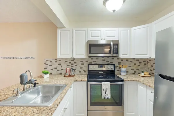 $1,850 | 7241 Miami Lakes Drive, Unit D9, Miami Lakes, FL 33014