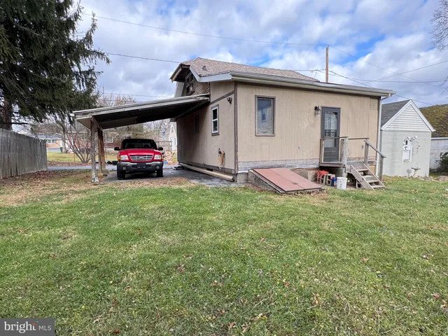 a view of a house with backyard and entertaining space