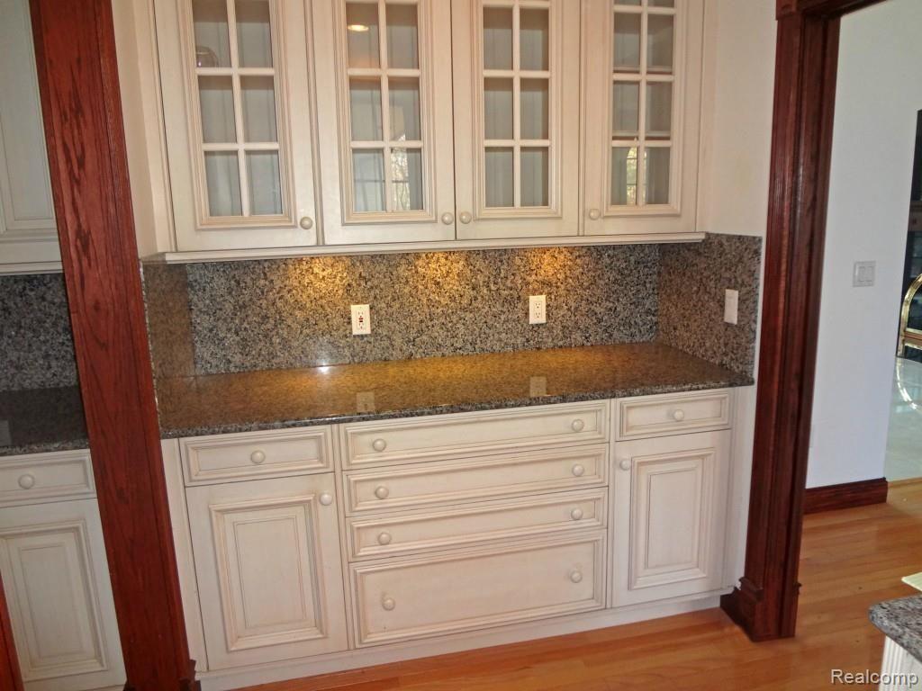 901 Ridgewood Road Bloomfield Hills, MI 48304 - Photo 10 of 18 901 Ridgewood - kitchen cabinets.jpg