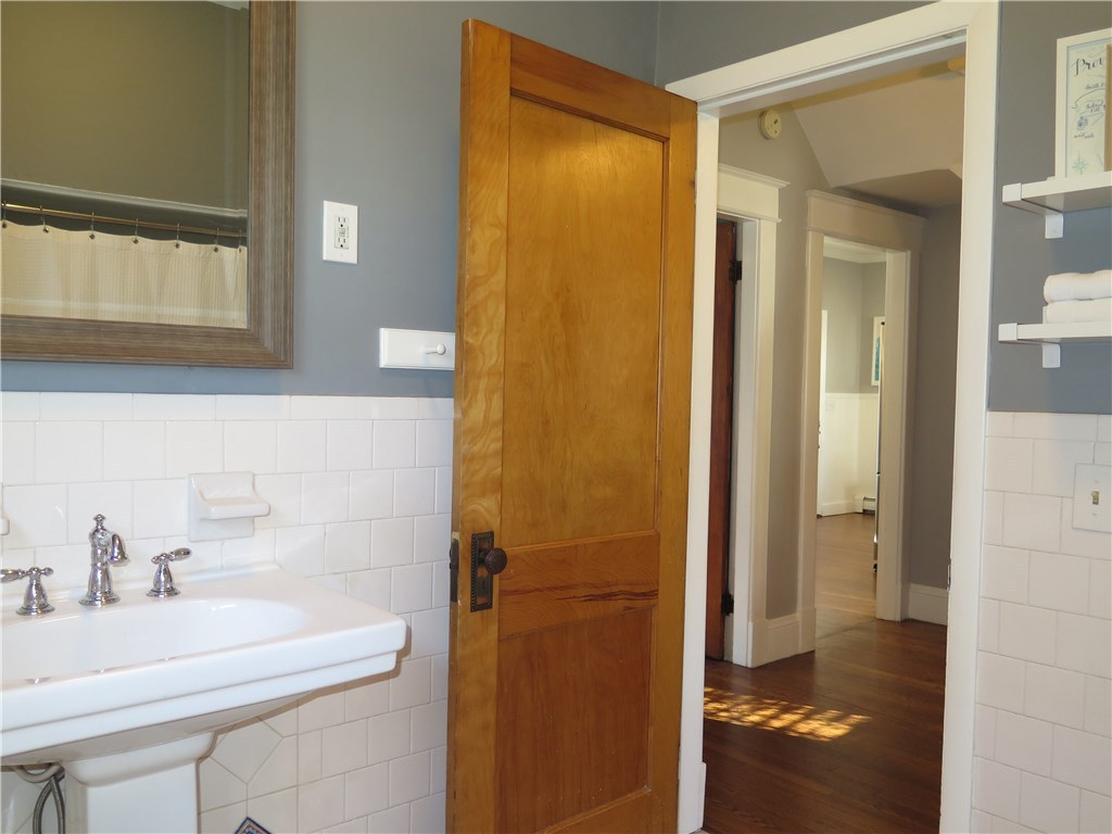 61 Overhill Road Providence, RI 02906 - Photo 19 of 40