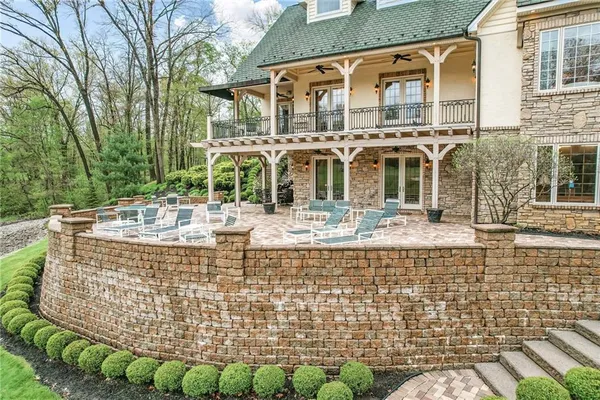 a view of fountain with a bench in front of building