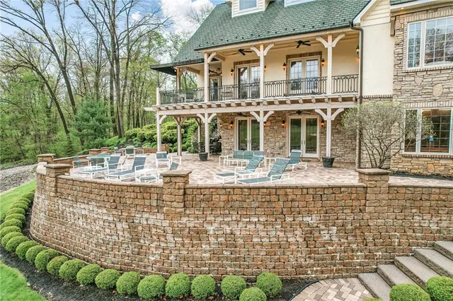 a view of fountain with a bench in front of building