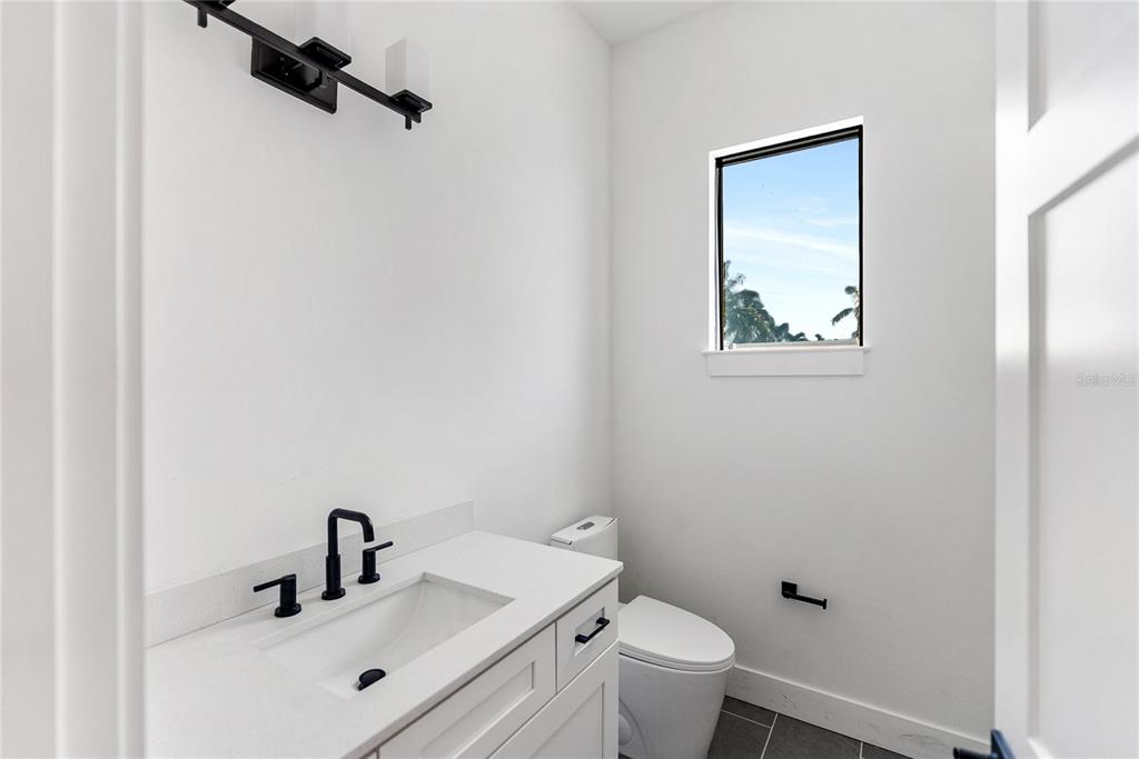 569 Bayview Drive Longboat Key, FL 34228 - Photo 28 of 89